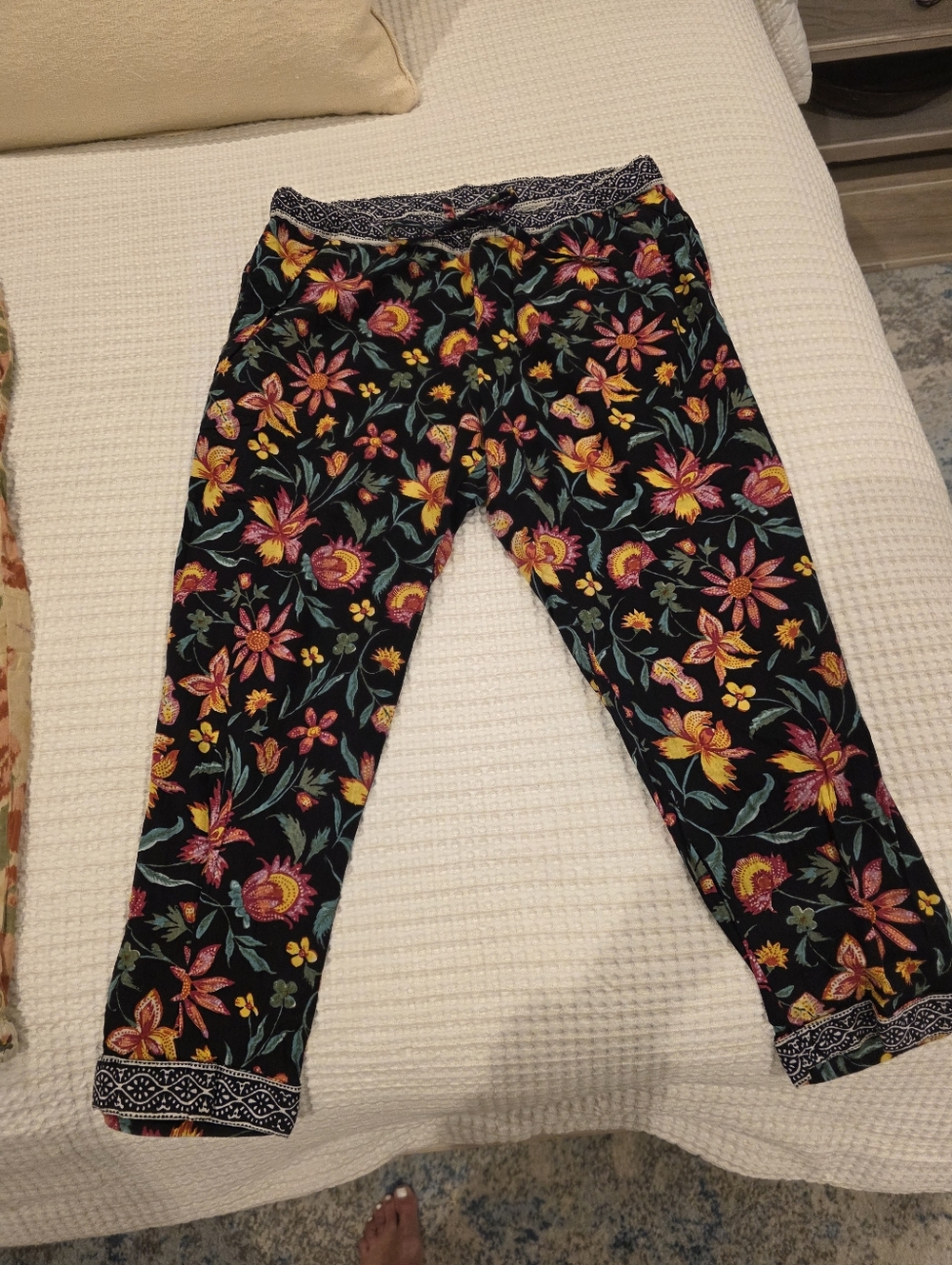 Sundance Black Floral Print Drawstring Waist Pants